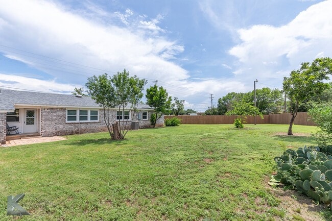 Building Photo - 4 BED, 2 BATH, 2 CAR GARAGE!