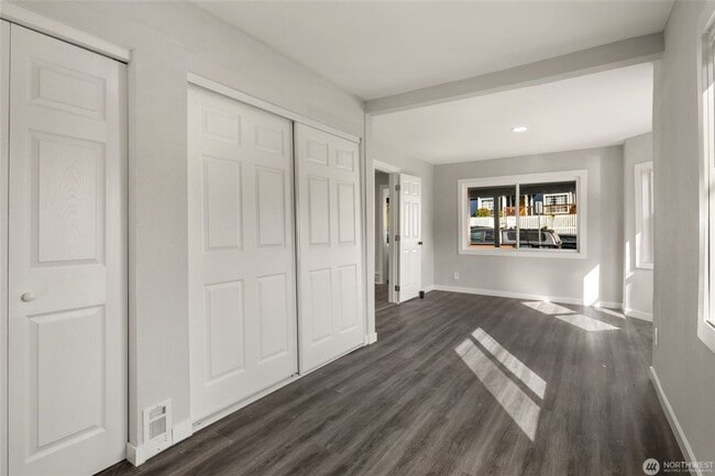 Building Photo - 5 Bedroom 2 Bathroom House with Large Lot