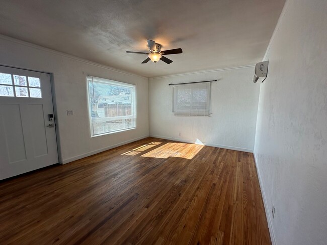 Building Photo - 2 Bed 1 bath
