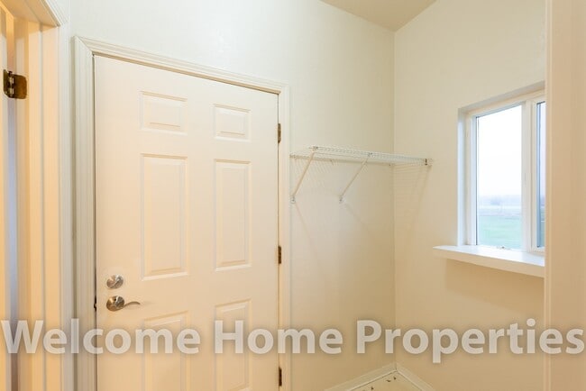 Building Photo - Beautiful Country Home on 1 Acre