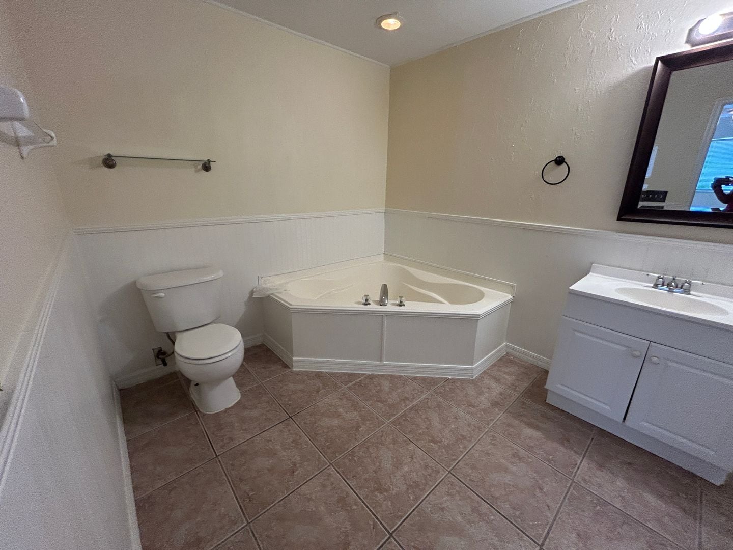 Building Photo - Unique 3/2 + Den home in great location