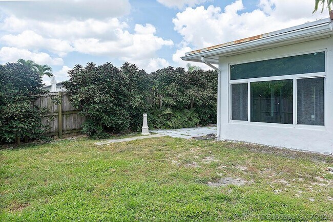 Building Photo - 2910 NE 40th Ct