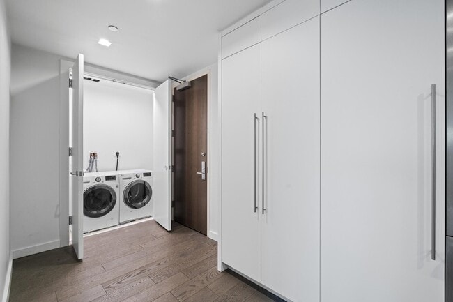 Building Photo - 320 Adolphus Ave