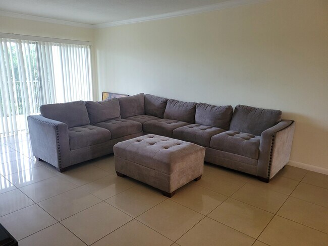 Building Photo - 3050 N Palm Aire Dr
