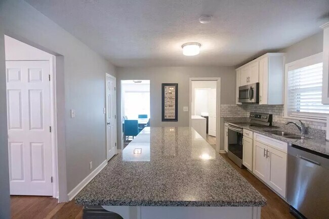 Building Photo - 614 Camellia St N E