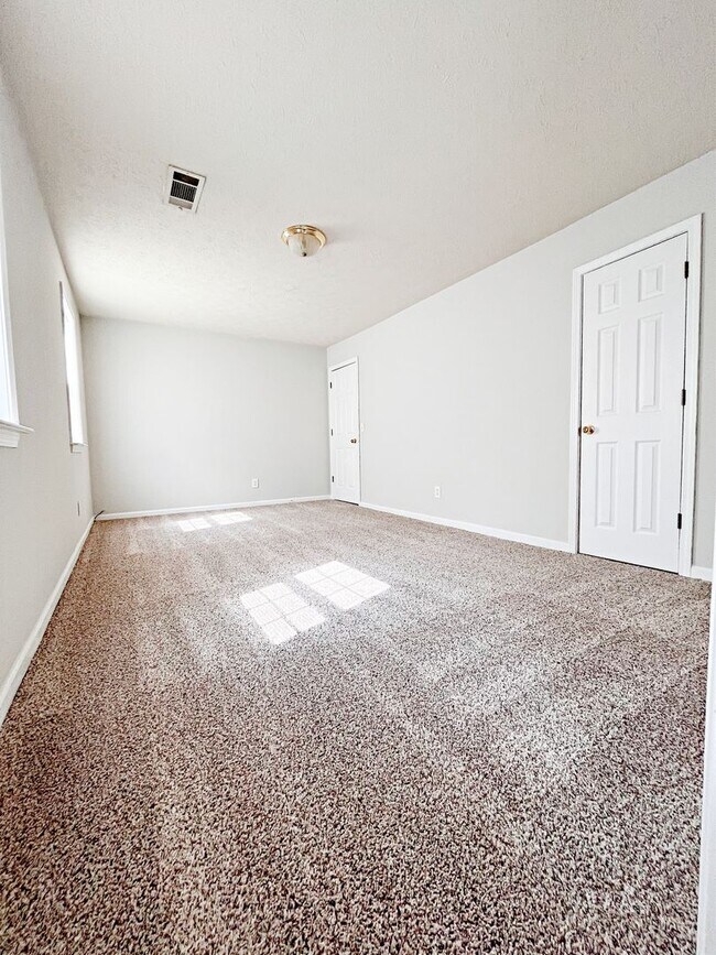 Building Photo - Charming 3 Bedroom Home