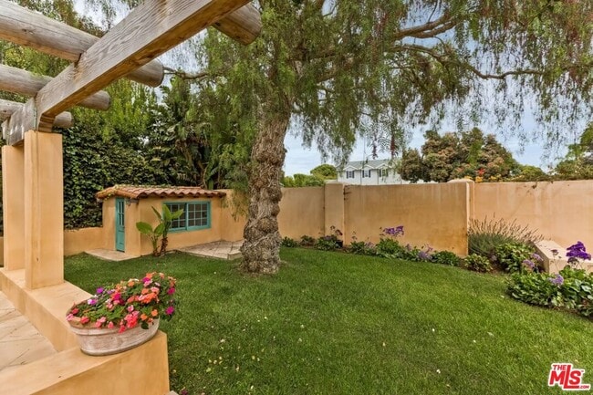 Building Photo - 401 Alma Real Dr