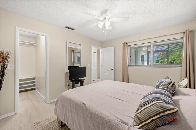 Building Photo - Charming 2BR/2BA Sarasota Retreat Near UTC - Annual Lease