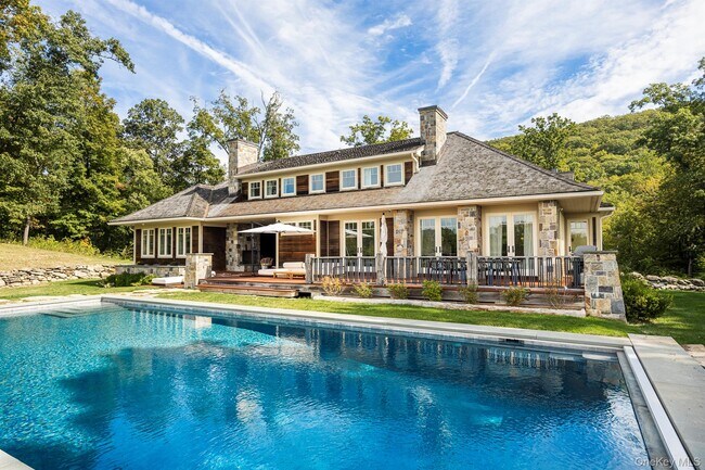 Building Photo - 121 Quaker Hill Rd