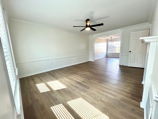 Building Photo - Well appointed 2 bed, 2.5 bath Townhouse Partial Utilities Included!