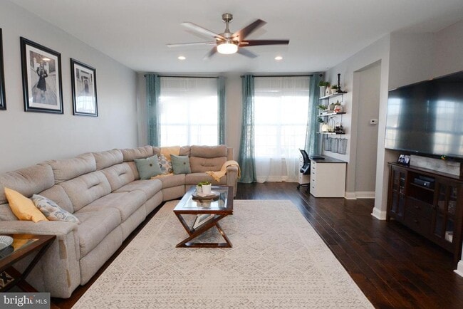 Building Photo - 326 W Hamlin Ave