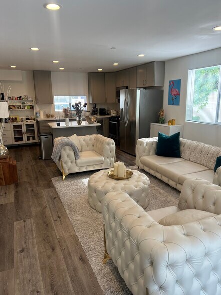 Building Photo - 1121 1/2 N Berendo St