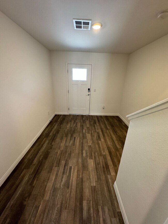Building Photo - BEAUTIFUL 3 BEDROOM 3 BATH TRI-LEVEL HOME ...