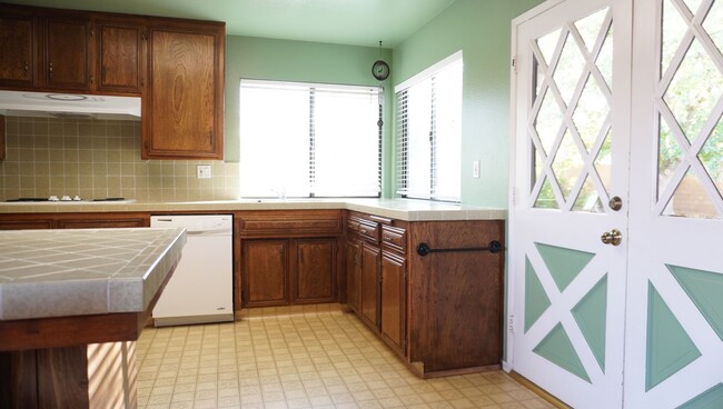 Building Photo - Single-Family Home in a Prime Location.
