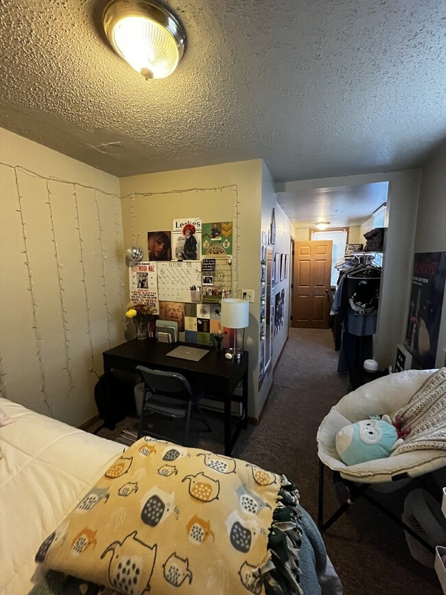 Building Photo - Nice 4 Bed 1 Bath close to UWEC and Water St! Available June 1st