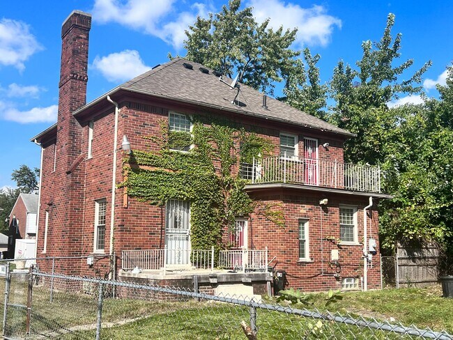 Building Photo - COMING SOON! Spacious 3 Bedroom