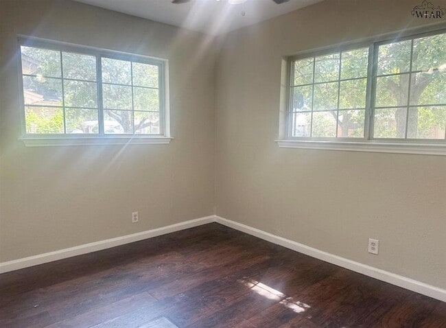 Building Photo - 5119 Parklane Dr