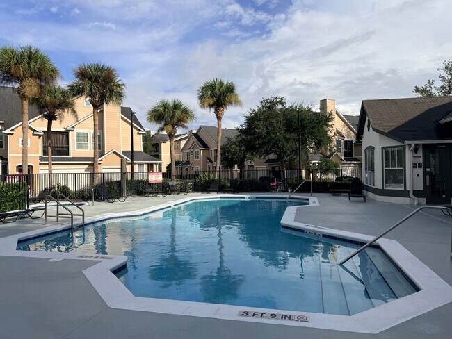 Building Photo - 2025 Erving Cir