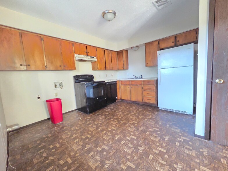 Building Photo - 623 N Converse St