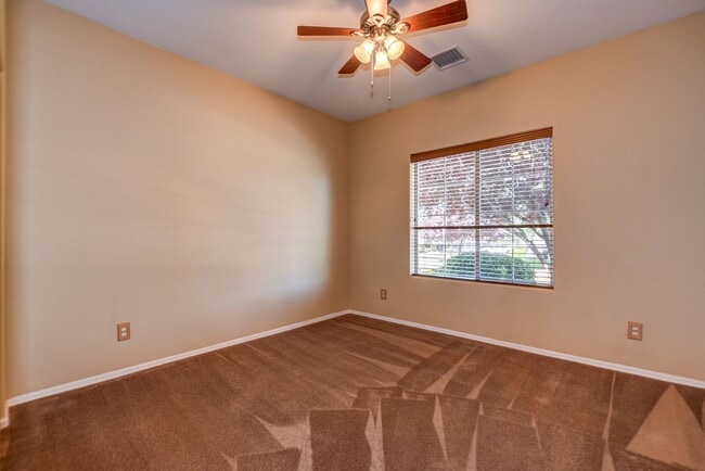 Building Photo - Beautiful 2 bed + den, 2 bath townhome in ...