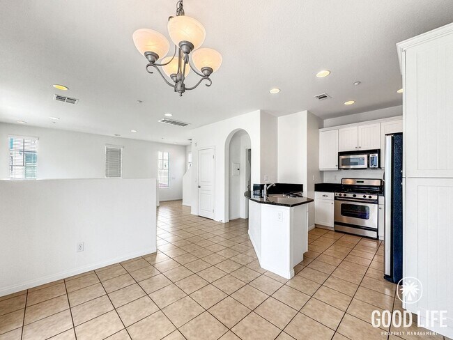 Building Photo - Beautiful 2B/2.5BA Townhouse in Oceanside w/ Washer/Dryer, Attached Garage, and AC!