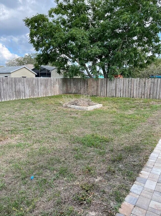 Building Photo - 3 bedroom 2 bathroom Fenced in yard