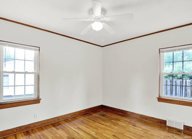 Building Photo - 916 E Maxwell Ln