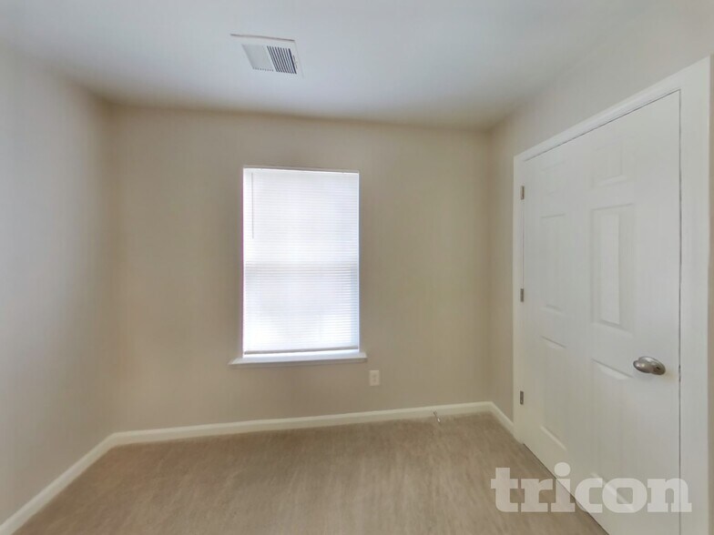 Building Photo - 123 Bruin Dr