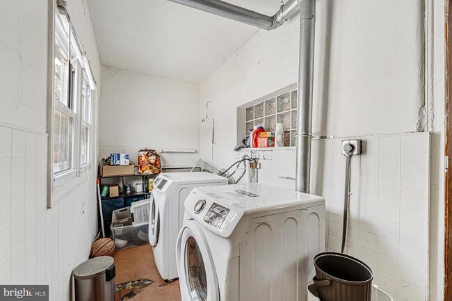 Building Photo - 4011 Pine St