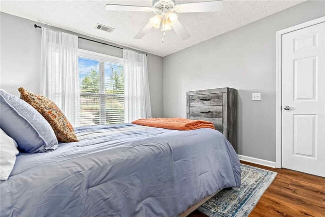 Building Photo - 1385 S Donahue Dr