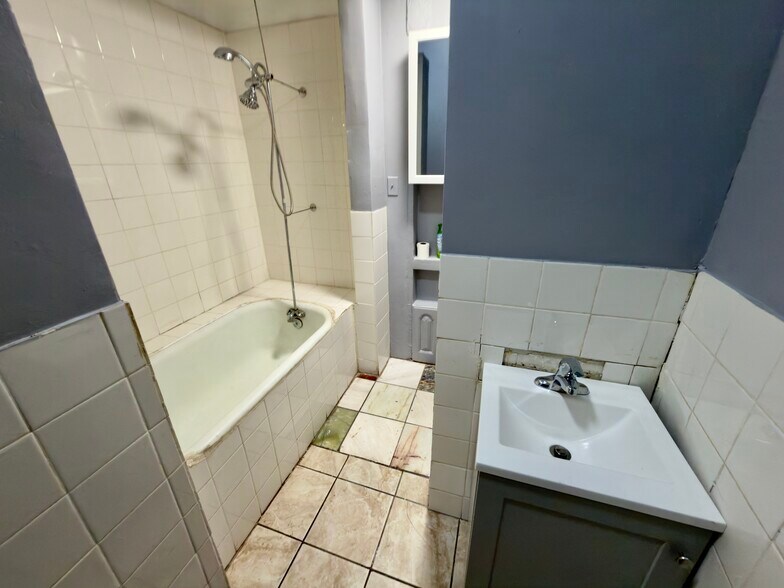 Building Photo - 1549 W Chicago Ave