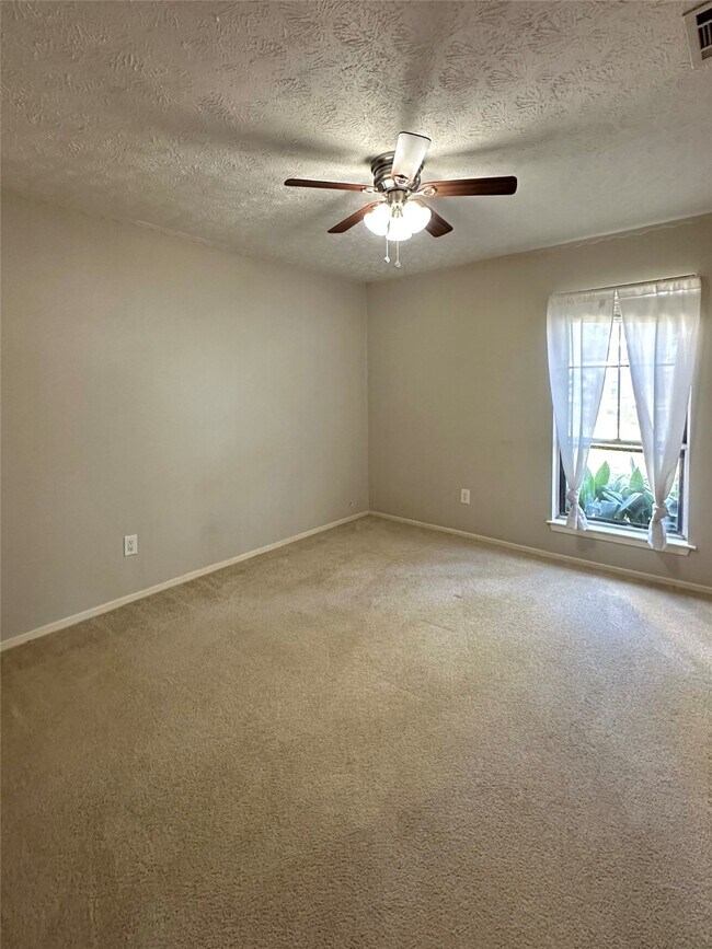 Building Photo - 2016 Royal Oak Pl