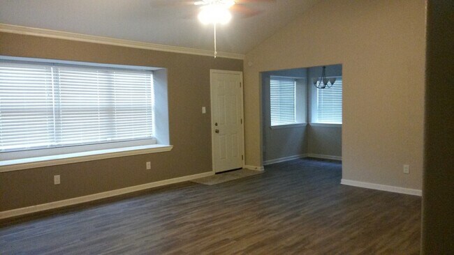 Building Photo - 11307 Rousseau Dr