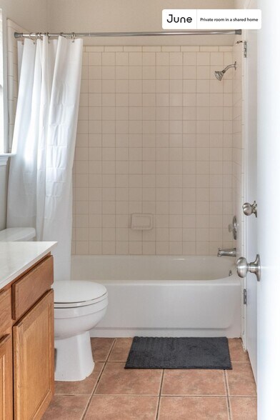 Building Photo - Room in Shared 5 bed/2 bath home