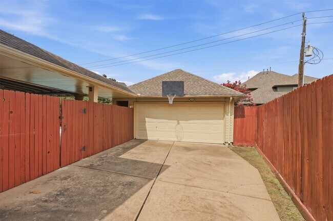 Building Photo - 2114 Gentryside Dr