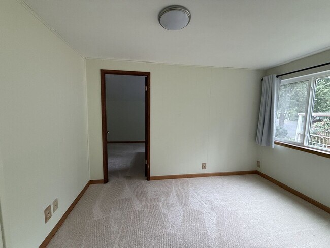 Building Photo - Extremely Spacious 3 bedroom Home Located in Edmonds