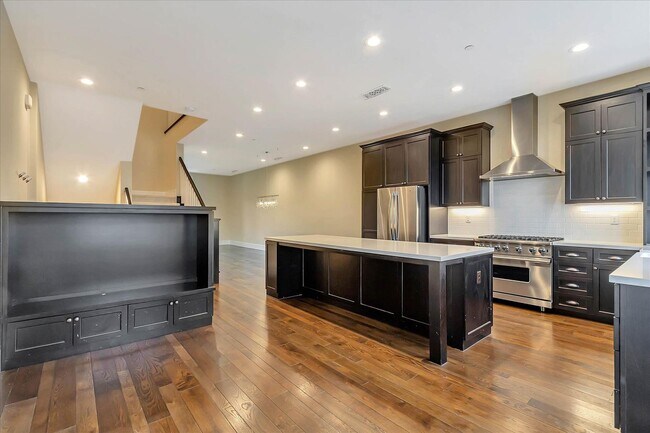 Building Photo - Beautiful Tri-Level 4 bedroom, 3.5 Bathroom, 2,150 SqFt Home in Downtown Campbell!