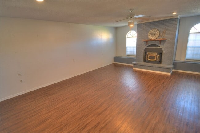 Building Photo - NE Heights 3 Bedroom 2 Bathroom