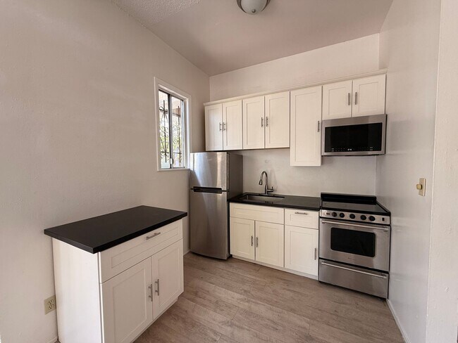 Building Photo - 563 Steiner St