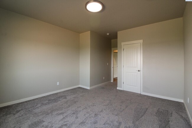 Building Photo - 4 Bed/2.5 Bath + an Office Home in Richland
