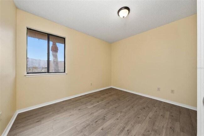 Building Photo - 1412 Oak Pl