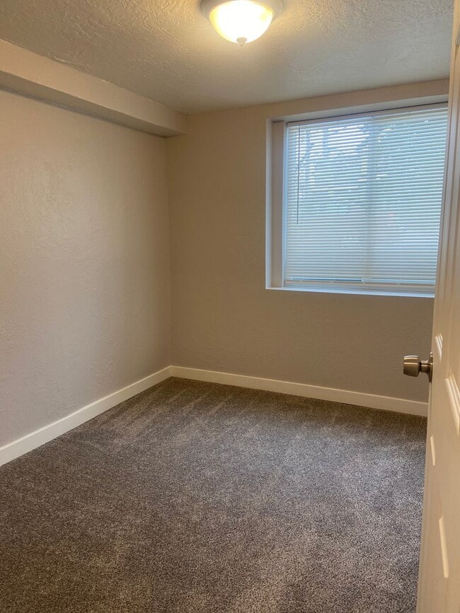 Building Photo - Foothills 925 Triplex