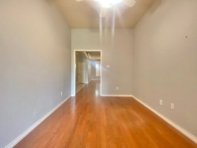 Building Photo - Great 3 bed 2 bath now available in Frensh...