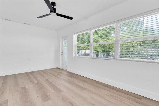 Building Photo - 8801 Sunlit Cove Dr NE