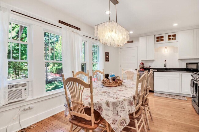 Building Photo - 543 Oakwood Trl