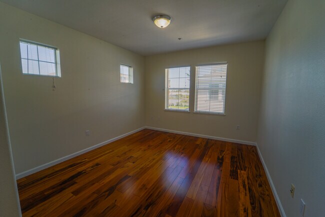 Building Photo - 1702 Northshore Dr