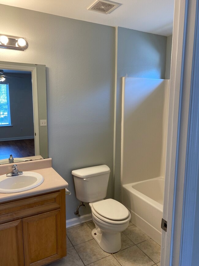 Building Photo - 97 Bass St