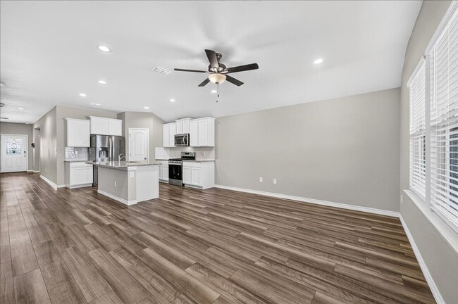 Building Photo - 8133 Cattlemen Dr