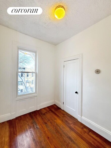 Building Photo - 158 Weirfield St