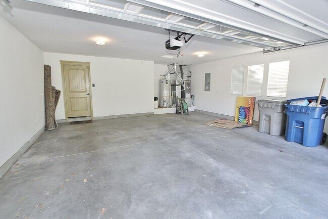 Building Photo - Immaculate Single-Level Townhouse
